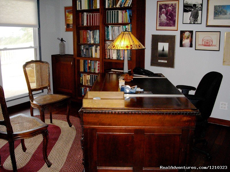 Library | Gorgeous, Ultra-Private Oceanside Villa | Image #17/21 | 