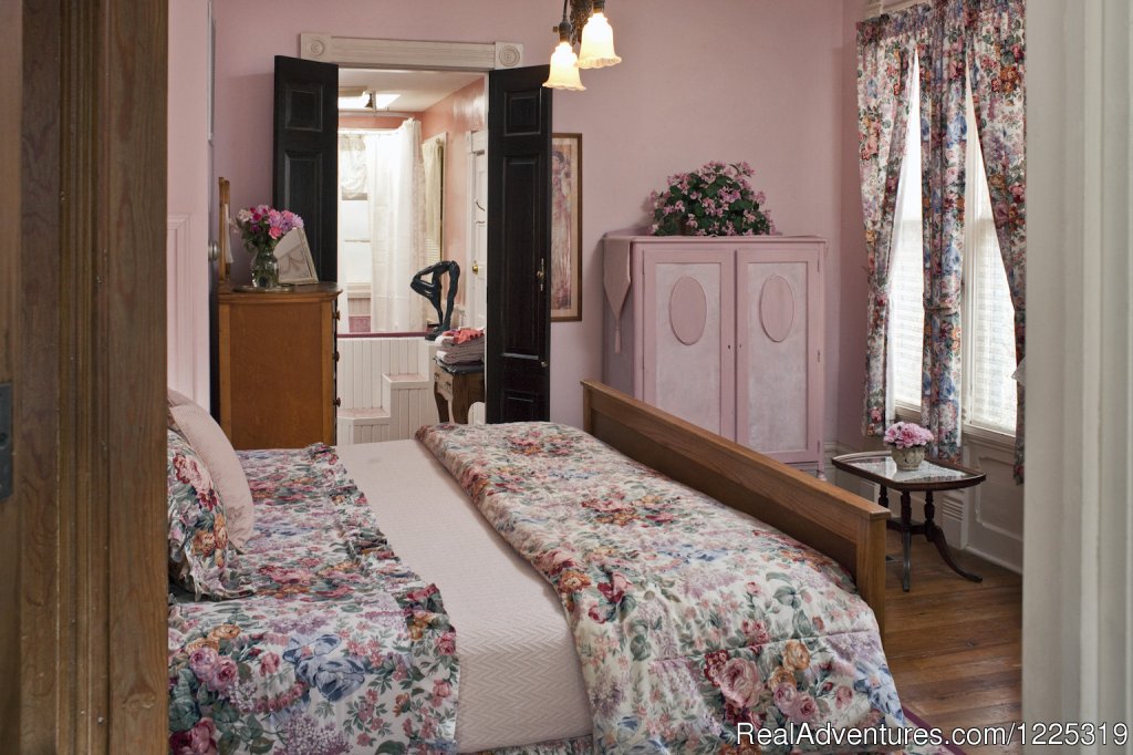 Sarah Bernhardt Suite in Cliff Cottage (bedroom) | Cliff Cottage B&B Luxury Suites/Historic Cottages | Image #3/23 | 