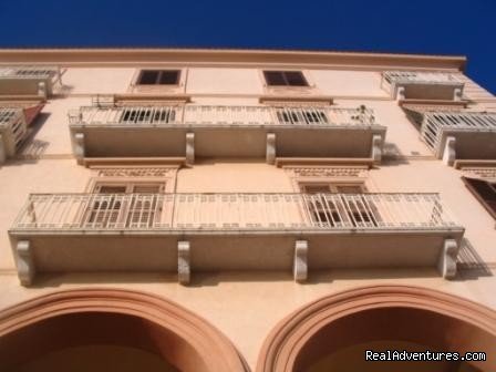 Arch and balcony | B&B Belveliero Trapani harbour/old town | Image #2/21 | 