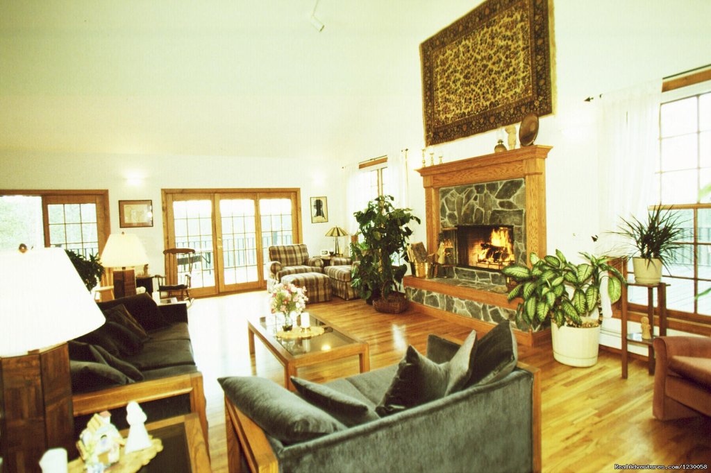 Peregrine Pointe B & B Living Room | Peregrine Pointe Bed and Breakfast | Image #2/4 | 
