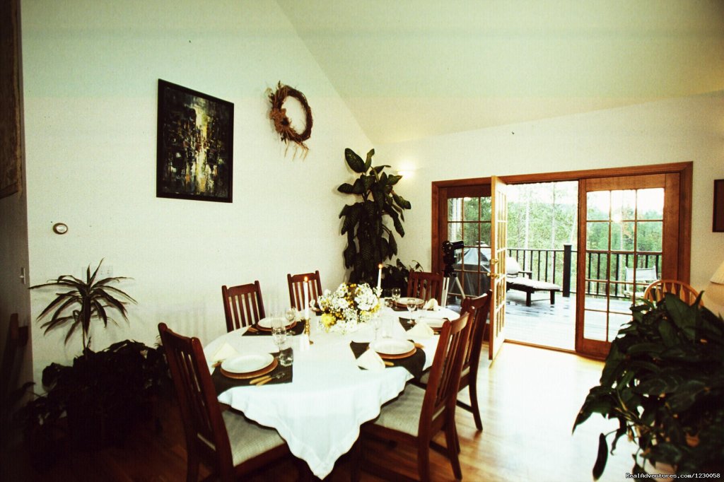 Peregrine Pointe B & B Dining Room | Peregrine Pointe Bed and Breakfast | Image #3/4 | 