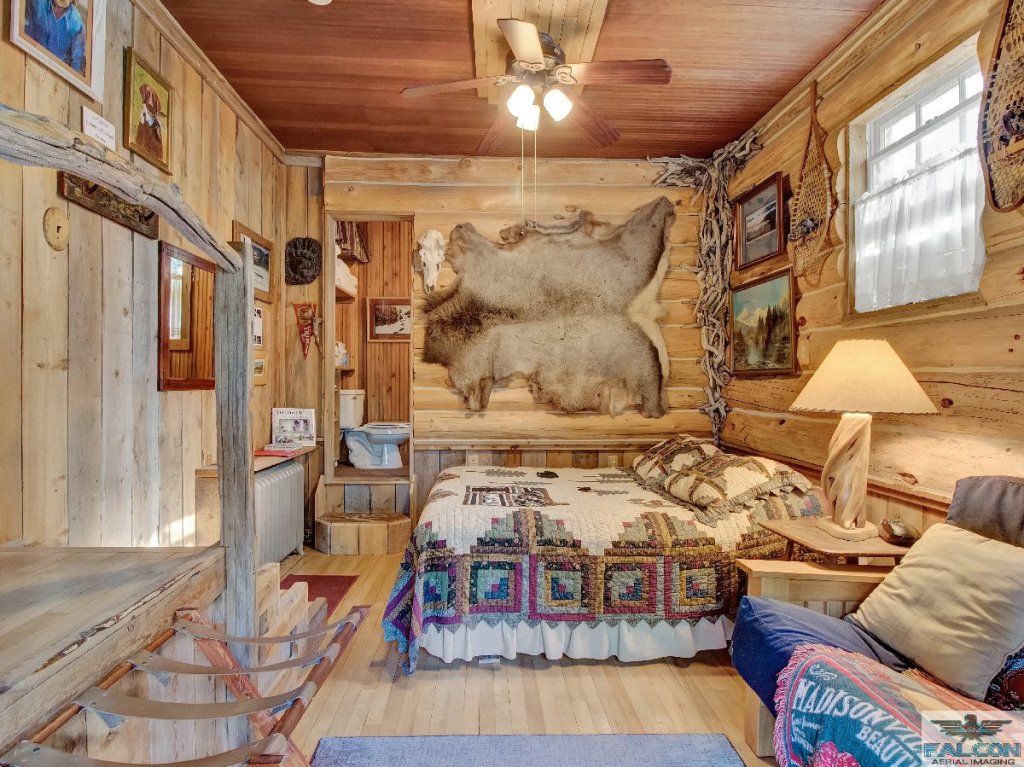 Old Faithful Inn Room | Robin's Nest - Close To Yellowstone National Park | Image #2/4 | 