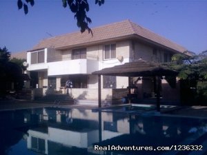 Villa for rent with swimming pool in Sheikh zayed