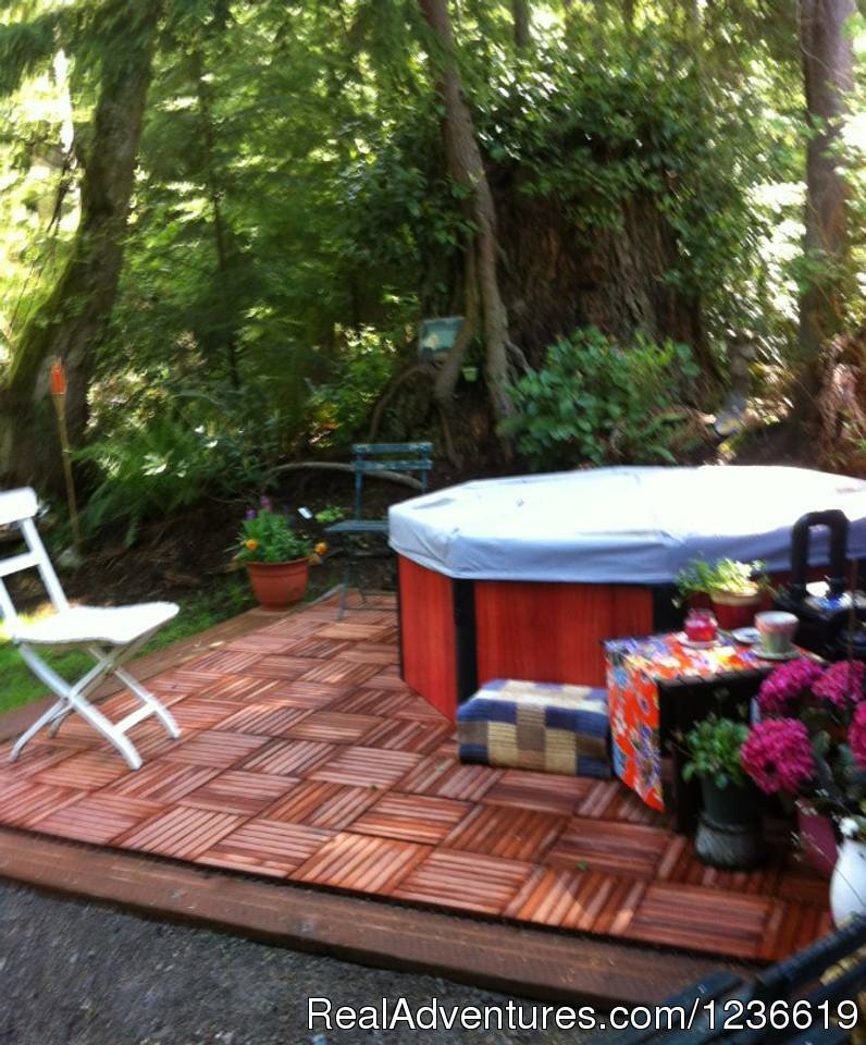Hot tub | Purple Cottage Studio With Hot Tub On Whidbey | Image #4/7 | 