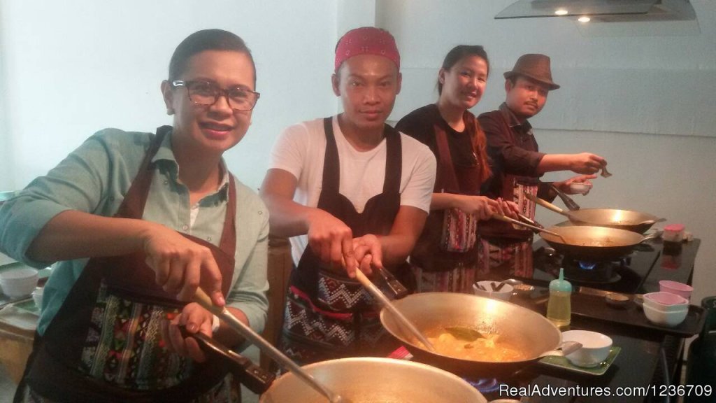 Now These Folks are Having Too Much Fun | Learn to Cook Thai in Bangkok | Image #6/10 | 