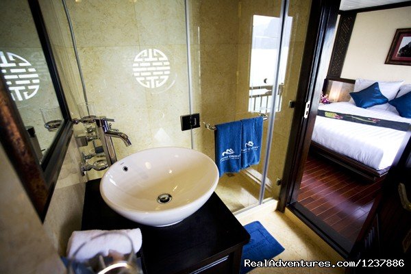 Bath Rooms | Luxury Cruises Advisor Halong Bay Vietnam | Image #7/7 | 