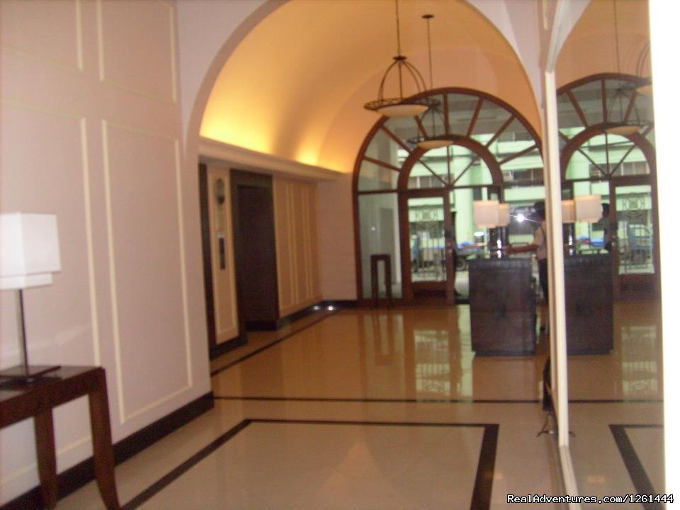 Lobby | Convenient,Affordable & Secure Condo in Makati | Image #3/11 | 