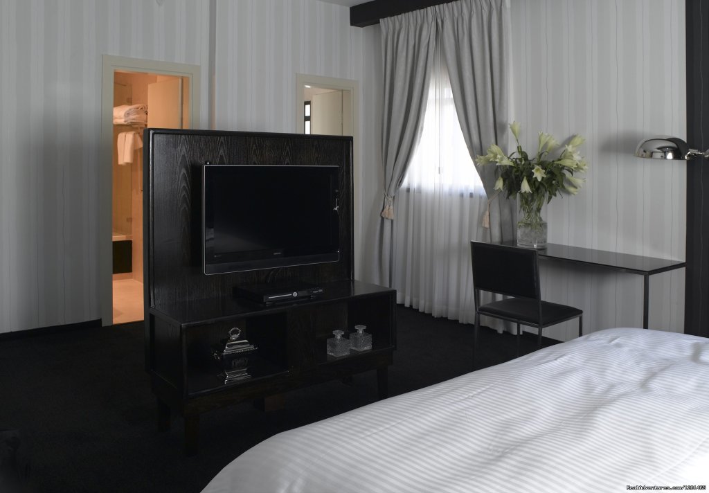 Suite Room | Romantic stay at Villa Carmel Hotel | Image #7/8 | 