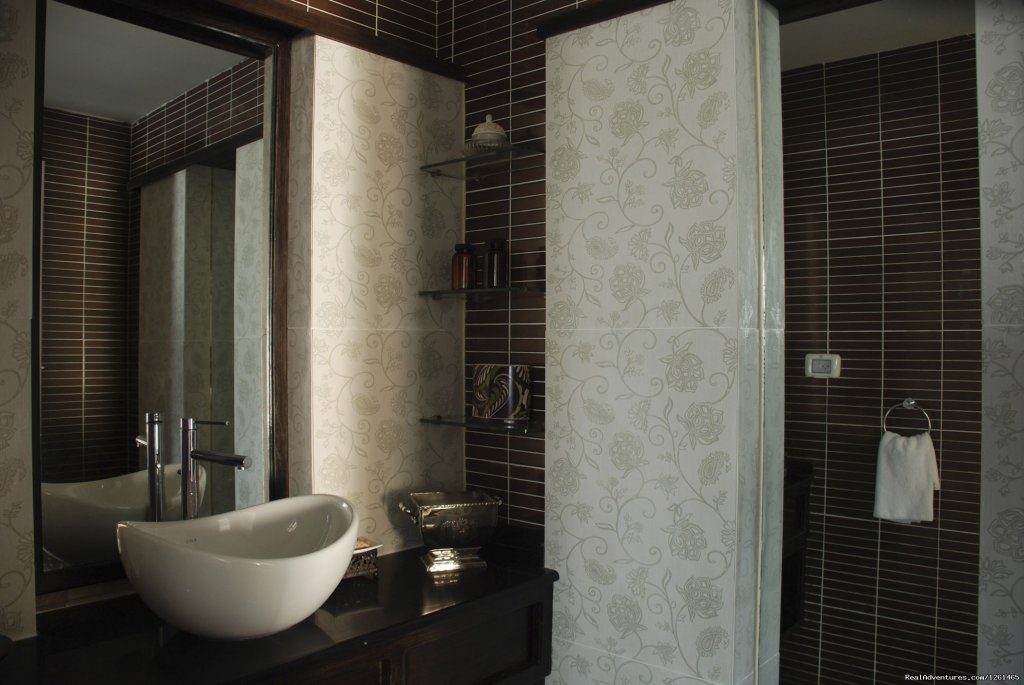 Bathrooms | Romantic stay at Villa Carmel Hotel | Image #8/8 | 