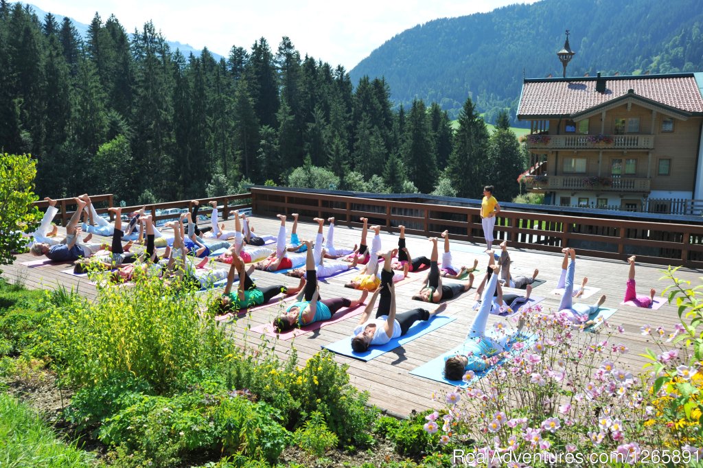 Yoga workshop on the cedar platform, facing the valley | Yoga vacations at the Sivananda Yoga Retreat House | Image #6/12 | 