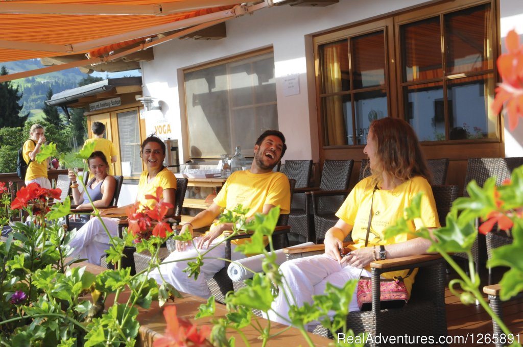 Relaxing during the yoga teacher training course | Yoga vacations at the Sivananda Yoga Retreat House | Image #10/12 | 