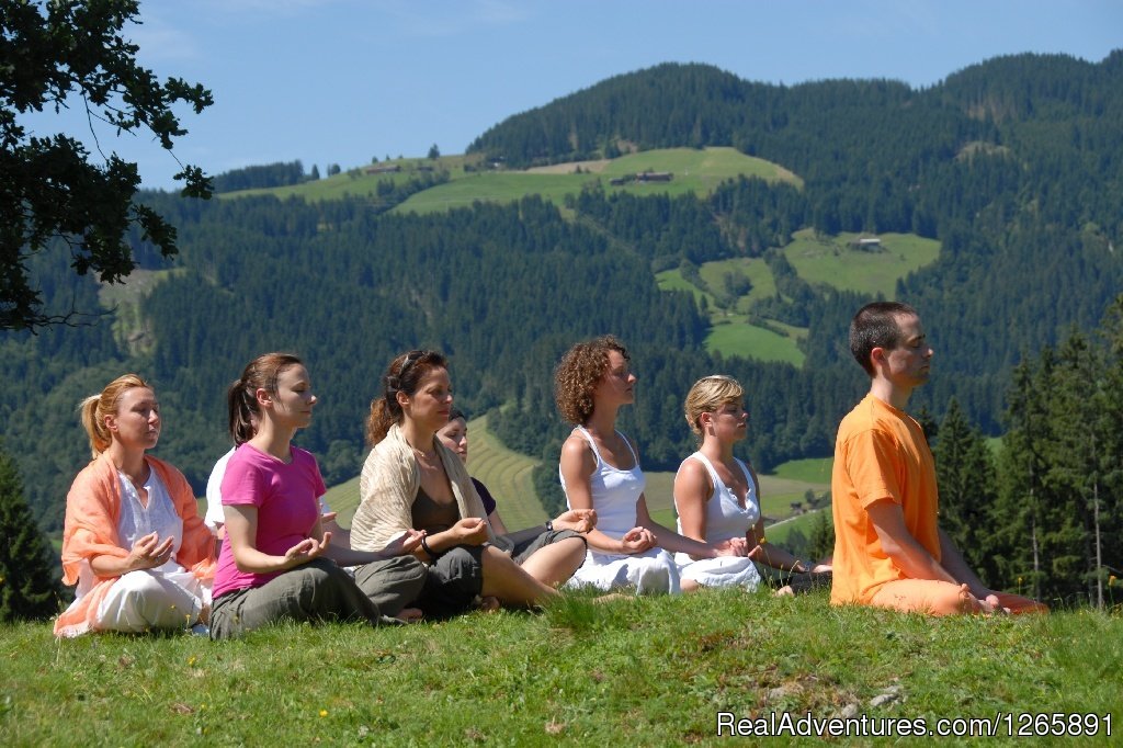 Outdoor meditation | Yoga vacations at the Sivananda Yoga Retreat House | Image #11/12 | 