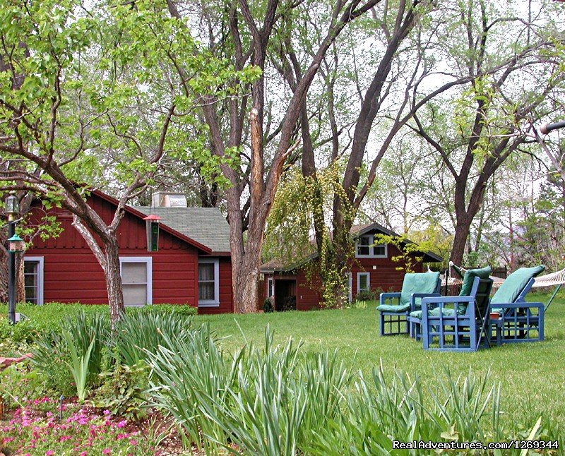 Green Landscapes for outside Gatherings | Cathedral Rock Lodge & Retreat Center | Image #2/16 | 