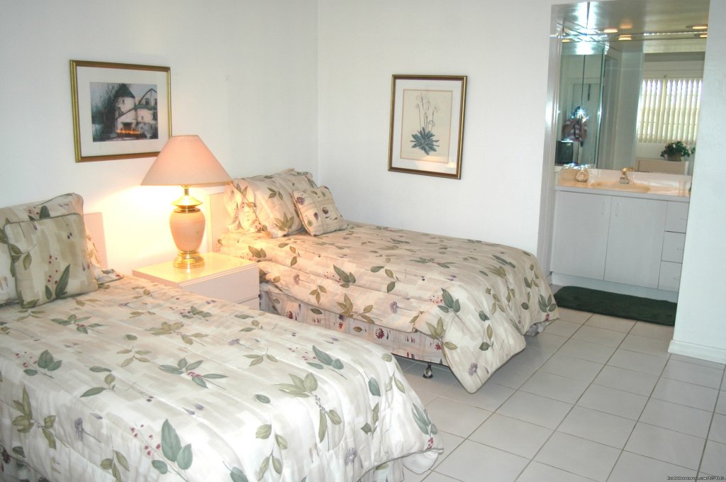 Second bedroom w/ private bathroom (shower/tub) | Yacht and Beach Club - Waterfront Condo | Image #8/25 | 