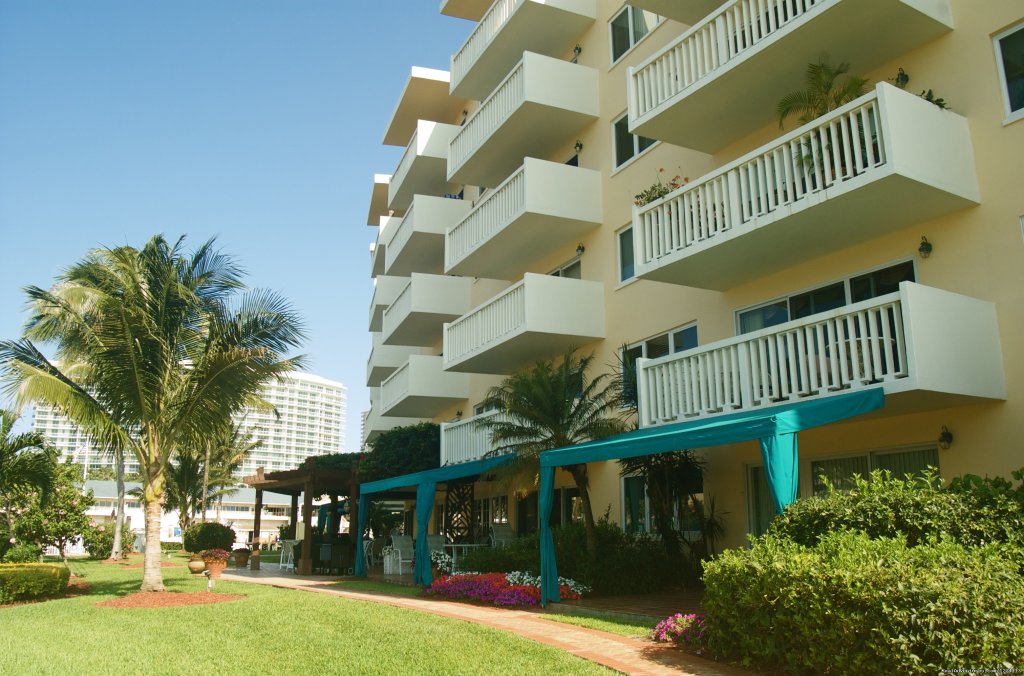 Yards and property always clean and manicured | Yacht and Beach Club - Waterfront Condo | Image #11/25 | 