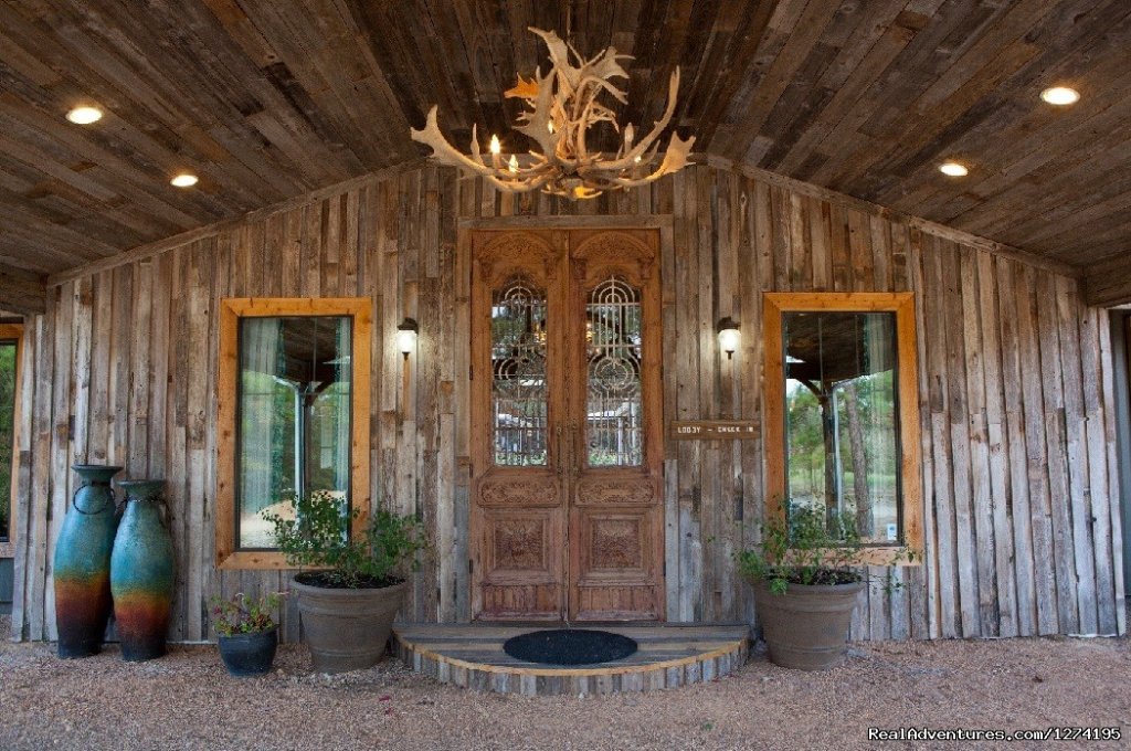 Entrance | Deer Lake Lodge Spa & Resort | Image #6/14 | 