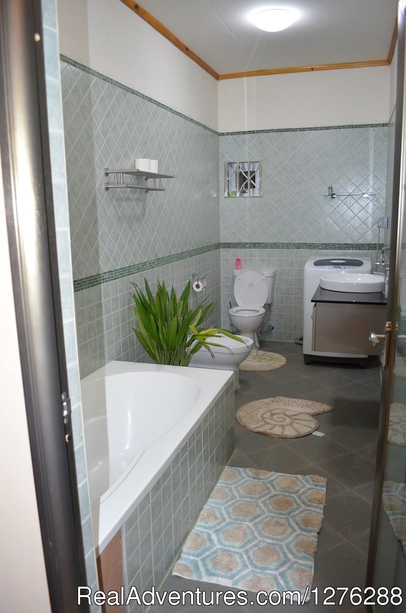 Bathroom | Bayview Studio Apartment | Image #8/11 | 