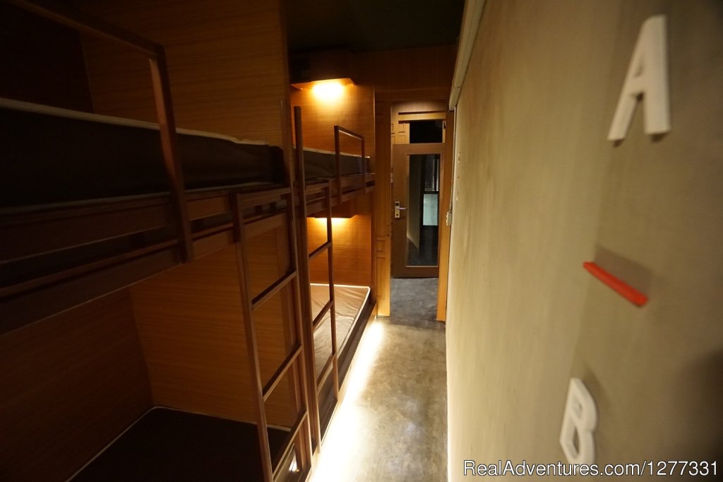 Female & Mixed Dorms (4 Beds) | Loftel 22-Boutique hostel in China town-Hualampong | Image #7/19 | 