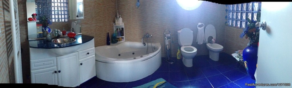 Bathroom with jacuzzi | Amazing House loft near barcelona | Image #4/6 | 