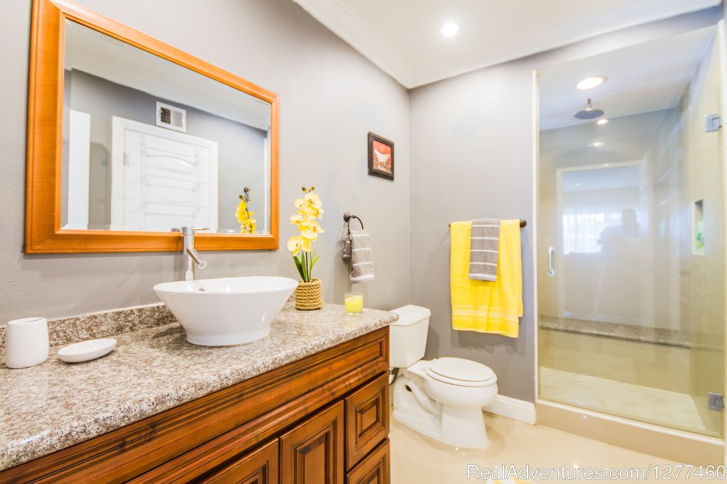 Bathroom 1 | Vacation House 5 min. from Disney Land | Image #18/25 | 