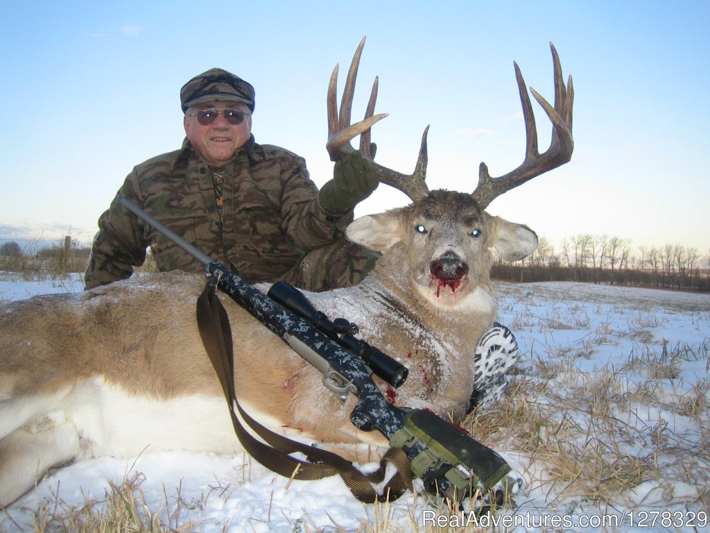 Huge Alberta whitetail hunting | Double Diamond Wilderness Hunts Ltd. | Image #14/21 | 