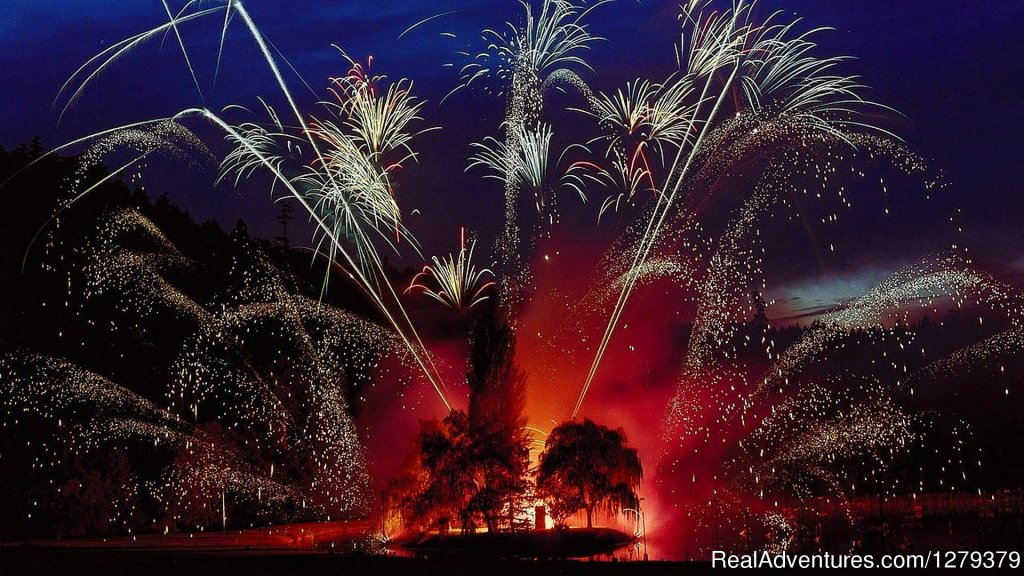 Butchart Gardens Fireworks show (Summer) | CVS Sightseeing | Image #3/7 | 