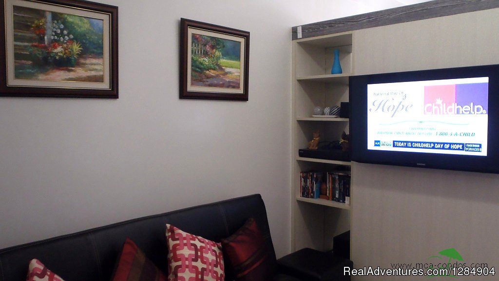 Wide 40' Flat Screen, Cable TV Channels, DVD, free wi-fi | Manila Holiday Rentals at Sea Residences | Image #6/12 | 