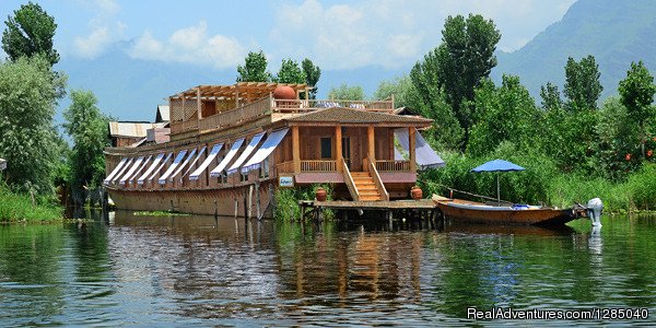 Boutique Houseboat Hotel with 360 degrees Dal lake view | A collection of inspirational boutique hotels | Image #18/26 | 