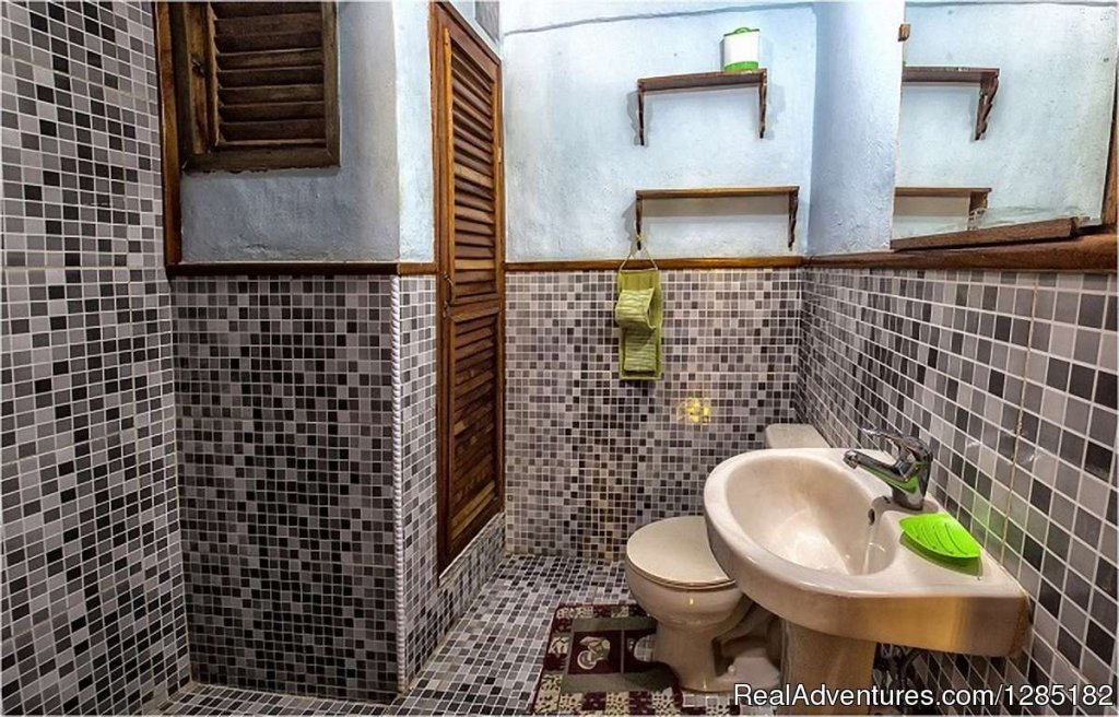 Bathroom 1 | Hostal Casa ayala en Trinidad | Image #4/15 | 