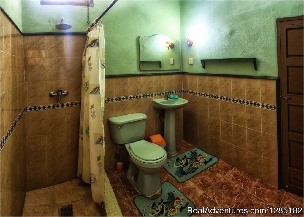 Bathroom 2 | Hostal Casa ayala en Trinidad | Image #6/15 | 