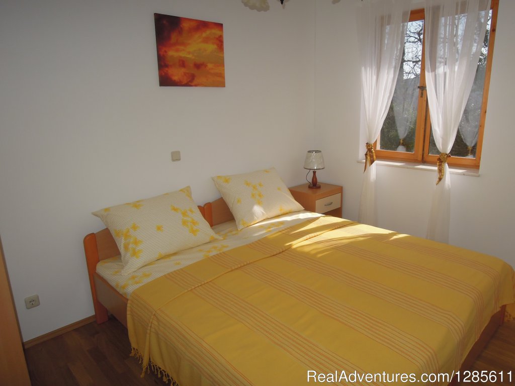 Yellow Autumn Double Bedroom | Relaxing vacation in green and peaceful area | Image #2/9 | 