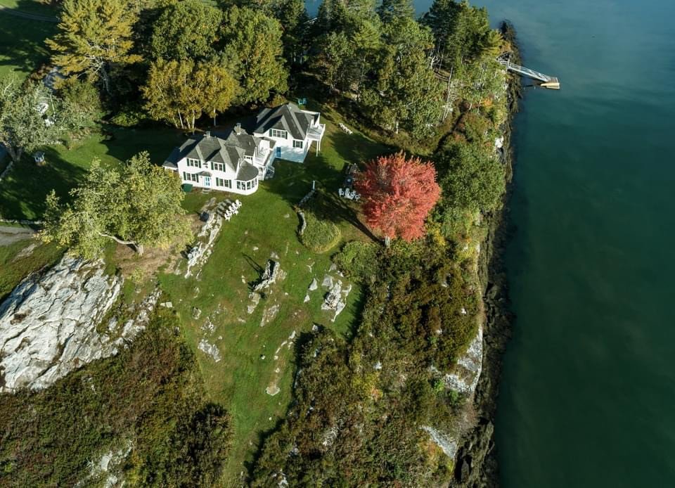3.5 Aces Of Waterfront! | Vintage Waterfront Cottage.   Spectacular Views | Image #2/9 | 