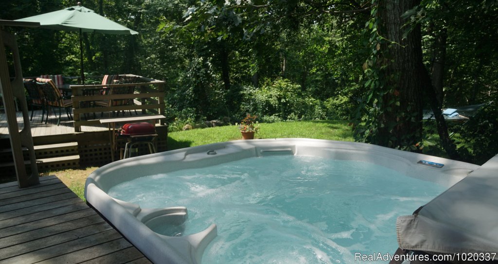 Deer Run French Country Style Farmhouse / Hot Tub | Image #17/22 | 