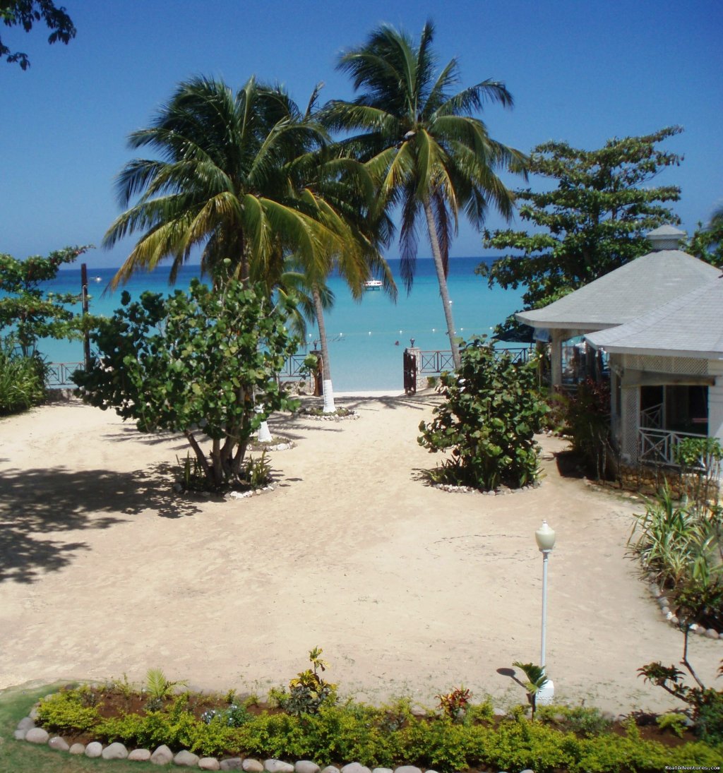 Courtyard | Rondel Village: A romantic beachfront retreat | Image #8/9 | 