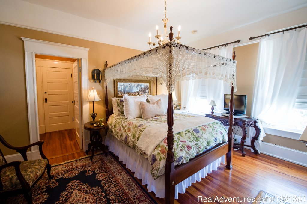 Room 10 - Charles | Hoyt House Bed and Breakfast | Image #11/16 | 
