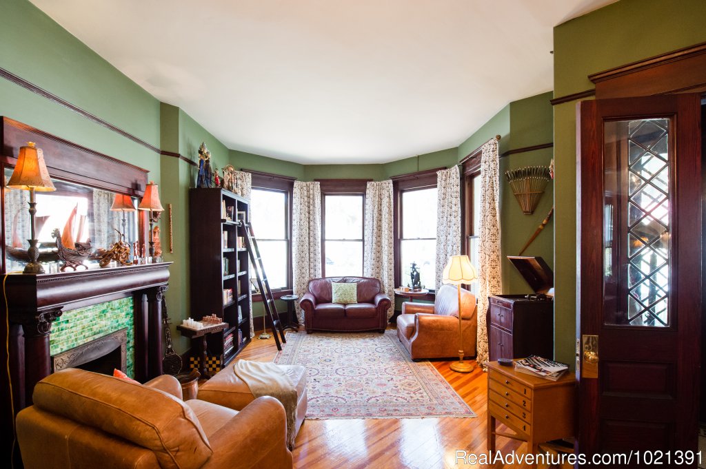 Gentleman's Parlor | Hoyt House Bed and Breakfast | Image #14/16 | 