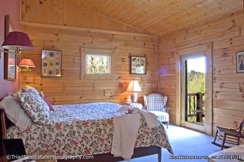 Family Memories Room at Iron Mountain Inn B&B | Romantic or Family Vacation in the Mountains | Image #12/20 | 