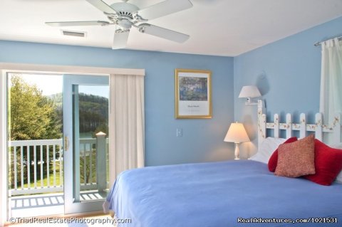 Blue Bedroom at House on Watauga Lake | Romantic or Family Vacation in the Mountains | Image #13/20 | 