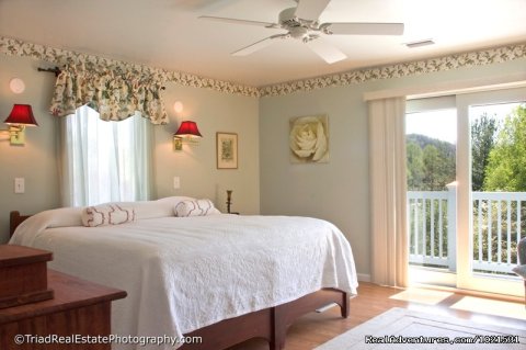 Green Bedroom at House on Watauga Lake | Image #14/20 | Romantic or Family Vacation in the Mountains