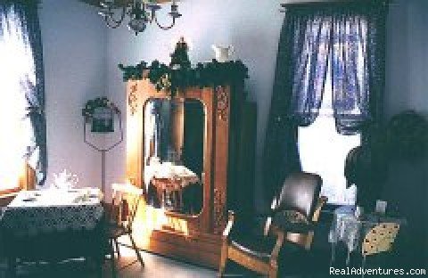 Bluebird Suite sitting room | Awarenest Victorian Bed & Breakfast | Image #6/8 | 