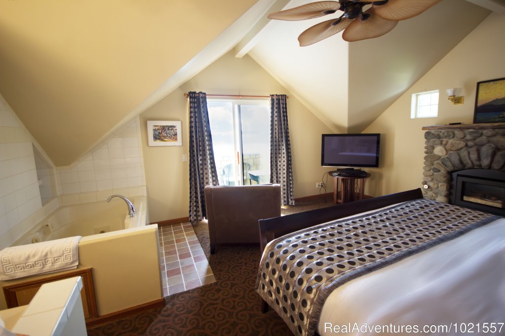 Room 7...with a jacuzzi tub in the room | Camano Island Waterfront Inn | Image #14/25 | 