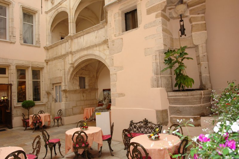 Inside Courtyard for breakfast or a drink | Hotel Le Cep**** | Image #3/15 | 