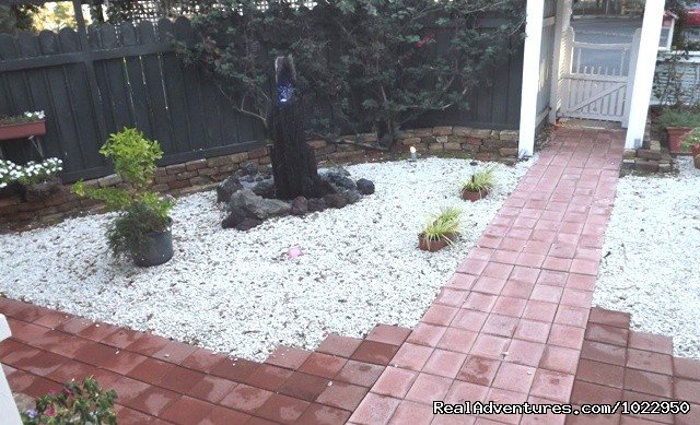 Front garden with fountain | Auckland Number One  House Homestay | Image #4/24 | 