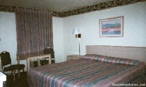 1 KING SIZE BED | Parkside Family Inn & Suites Flagstaff | Flagstaff, Arizona  | Hotels & Resorts | Image #1/2 | 