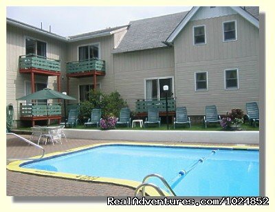Pool and Lawn | Town & Country Motor Inn | Lake Placid, New York  | Hotels & Resorts | Image #1/5 | 