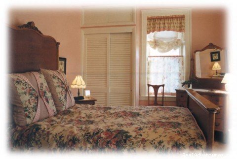 Cameron Guest Room | Maytown Manor Bed & Breakfast, Lancaster | Image #6/6 | 