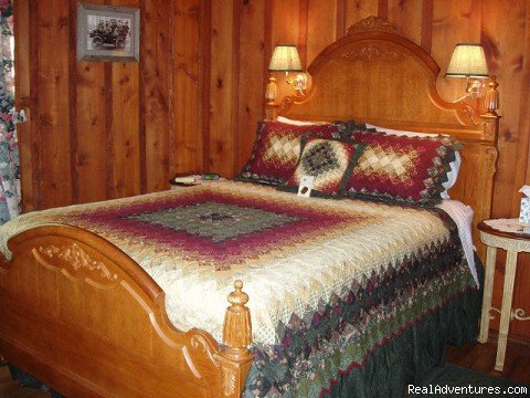 Lodge Bedrooms | Rocky Mountain Lodge & Cabins: B&B & Cabin Rentals | Image #8/10 | 