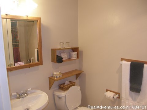 Ensuite bathrooms in all 8 Guestrooms | Image #18/26 | Cedar Wood Lodge Bed & Breakfast Inn