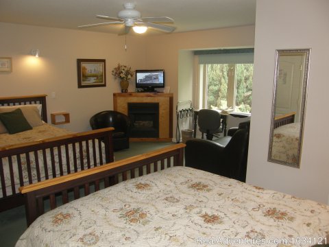 Guestroom 3 | Image #14/26 | Cedar Wood Lodge Bed & Breakfast Inn
