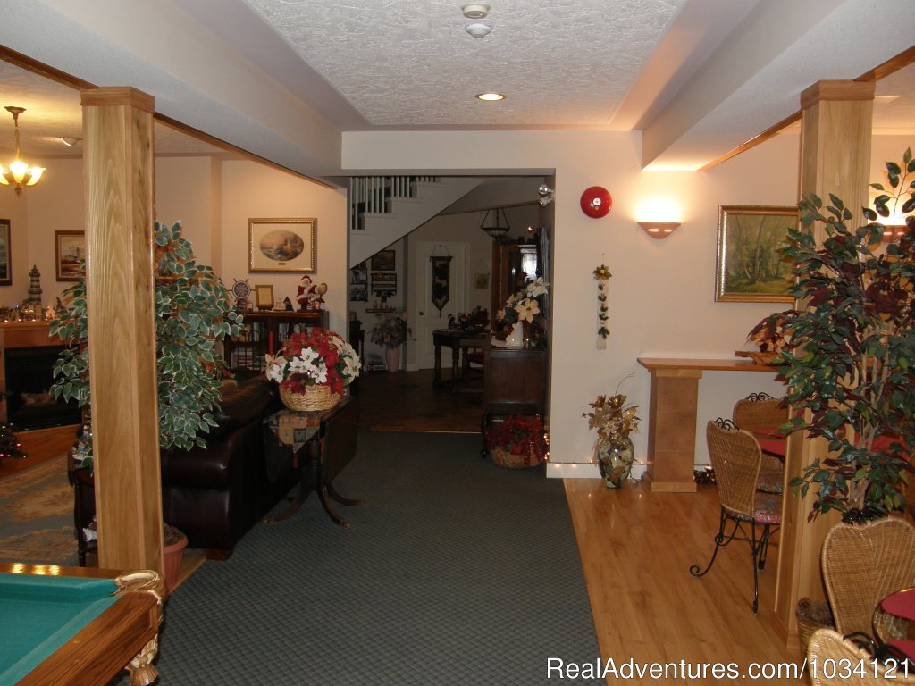 The guest commons area for visiting and relaxation. | Cedar Wood Lodge Bed & Breakfast Inn | Image #8/26 | 